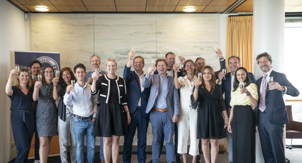 Deelnemers aan het Brabant Outcome Fund proost met champagne